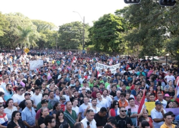 Centenas de pessoas participaram da manifestação contra a violência nesta segunda-feira, 4 de março, em Ciudad del Este. Fotos: Prefeitura do município