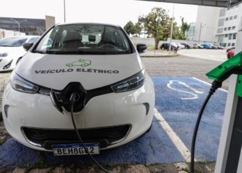 Venda de carros elétricos cresce 123% no primeiro trimestre de 2024 no Paraná - Na foto, carregamento de carro elétrico no Palácio Iguaçu
Foto: Roberto Dziura Jr/AEN