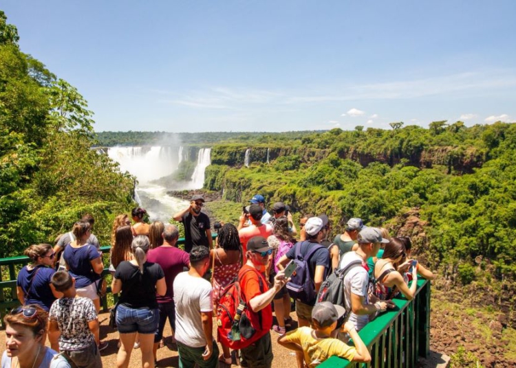 Visitantes nas Cataratas do Iguaçu. Foto: Bruno Bimbato