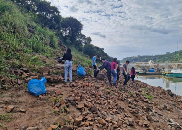 Voluntários recolhem lixo nas encostas dos dois rios. Foto: divulgação