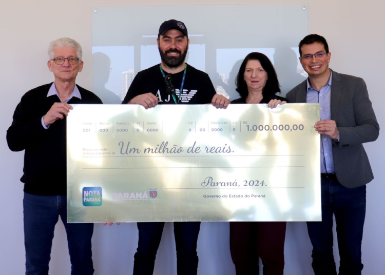 Novo milionário: consumidor da Lapa recebe prêmio máximo do Nota Paraná
Foto: Victor Leandro da Silva/SEFA