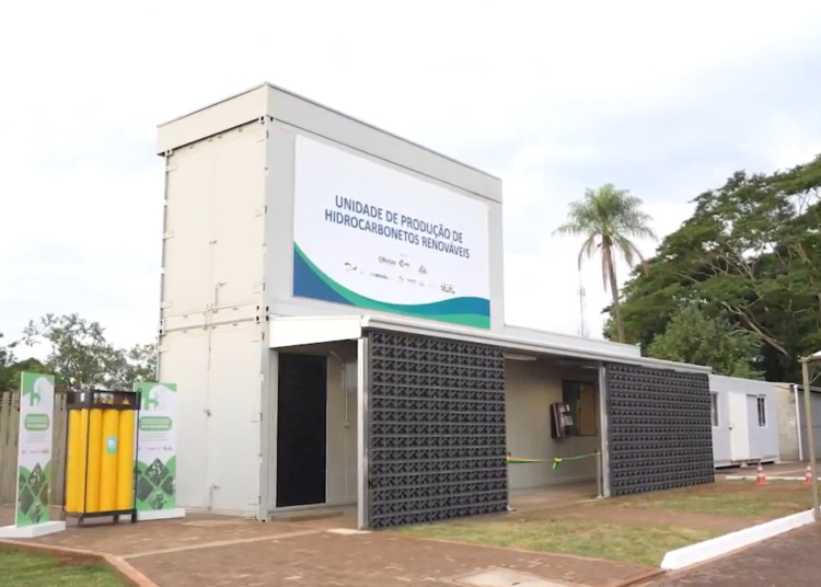 A planta instalada na Itaipu Binacional é projetada para produzir 6 kg por dia de bio-syncrude, uma mistura de hidrocarbonetos criada a partir de biogás e hidrogênio verde, destinada à produção de SAF. Foto: captura de vídeo
