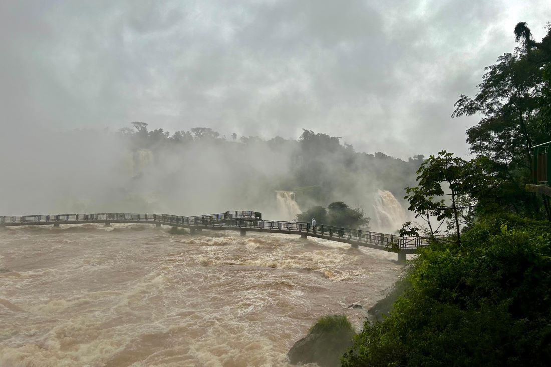 Cataratas do Iguaçu com vazão de mais de 6 milhões de litros por segundo. Foto: Leonel Salvador