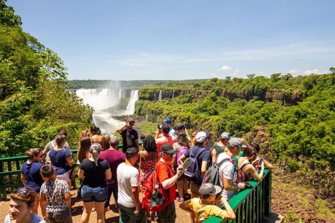 Visitantes nas Cataratas do Iguaçu. Foto: Bruno Bimbato/divulgação