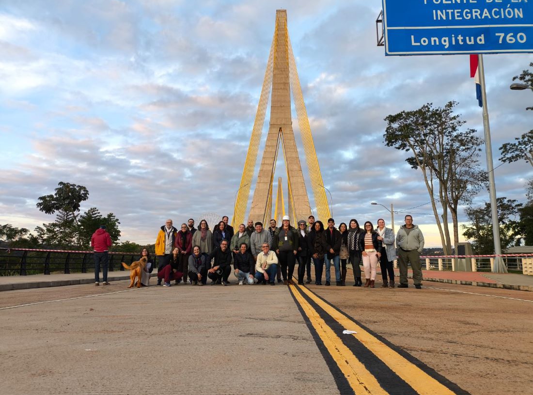 Estudantes na Ponte da Integração. Foto: MOPC/Divulgação