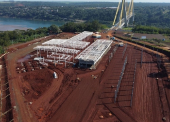 Acima, o estágio das obras da Aduana Brasil-Paraguai, na cabeceira da Ponte da Integração, do lado brasileiro. Fotos: DER-PR