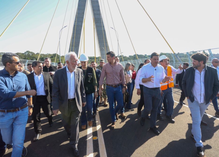 O governador em exercício Darci Piana e o presidente do Paraguai, Santiago Peña, visitaram nesta quarta-feira (3) a Ponte da Integração Brasil-Paraguai, que fica na divisa entre Foz do Iguaçu, no Oeste do Paraná, e o município paraguaio de Presidente Franco. Foto: Gilson Abreu/AEN