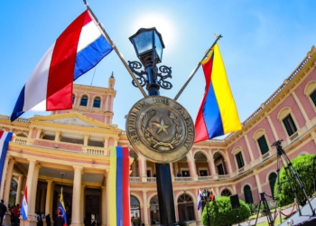 Fachada do Palácio do Governo, com bandeiras do Paraguai e da Venezuela. Foto: Agência IP.