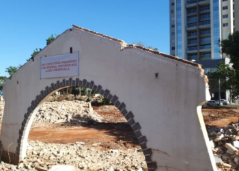 Pórtico que seria preservado para resgatar a memória do hospital também foi derrubado. Foto de arquivo: divulgação