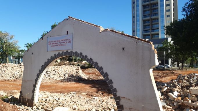 Pórtico que seria preservado para resgatar a memória do hospital também foi derrubado. Foto de arquivo: divulgação