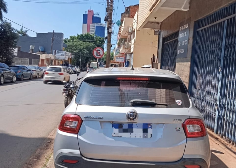 Veículo multado por estacionamento irregular em Ciudad del Este. Foto: Prefeitura de Ciudad del Este