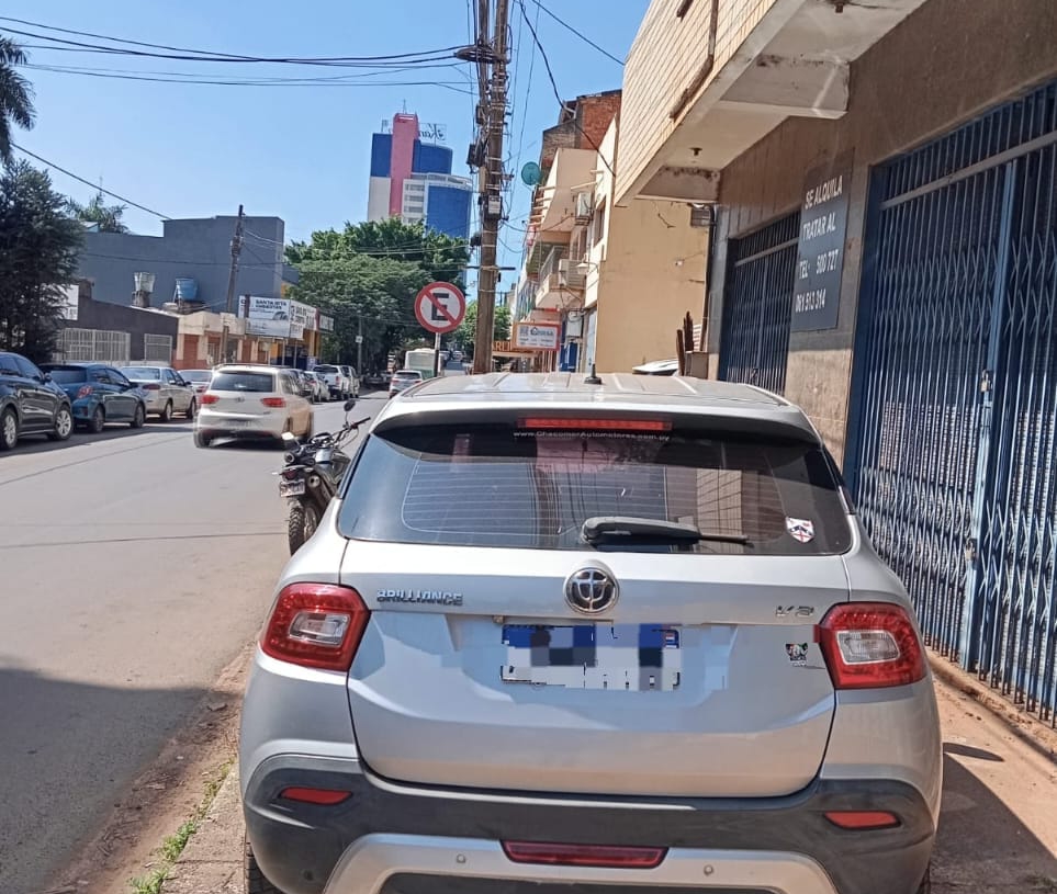 Veículos multados por estacionamento irregular. Fotos: Prefeitura de Ciudad del Este