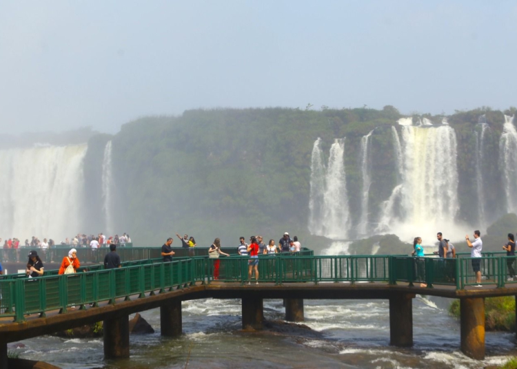 Visitantes nas Cataratas do Iguaçu. Foto: divulgação