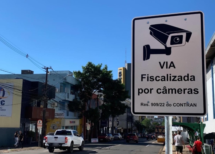 Só nos locais sinalizados com essa placa o uso de celular ao volante pode resultar em multa. Foto: Foztrans