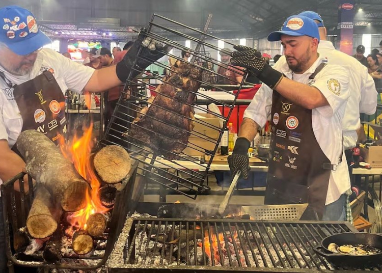 A competição reuniu 41 equipes de 12 países, entre elas os profissionais paraguaios do BBQ Paraguai, Tata Guaraní e Brasa Guaraní. Foto: Cortesia