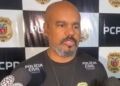 Delegado Rodrigo Souza em entrevista coletiva à imprensa. Foto: captura de vídeo