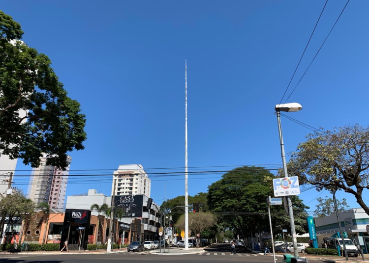 A bandeira do Brasil sumiu em Foz do Iguaçu. Foto: Não Viu?