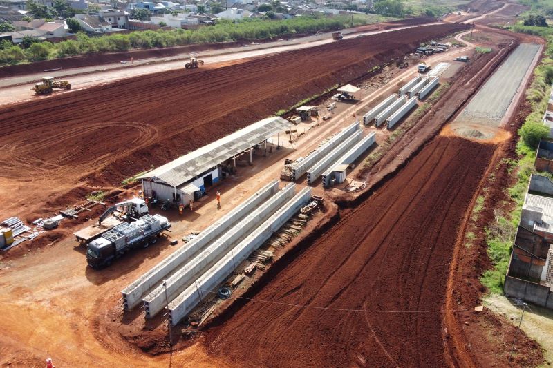 Obras em andamento. Fotos: DER-PR