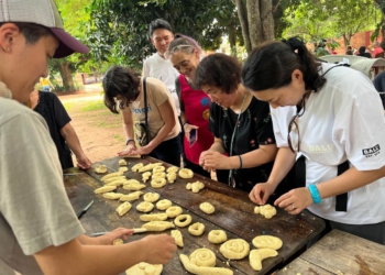 Artistas japoneses aprendem a fazer chipa em Itauguá. Foto cortesia.