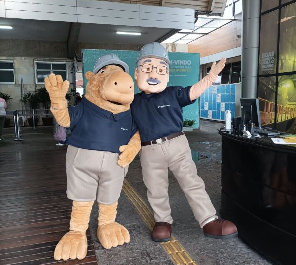 Nicão, o barrageiro, e a Isa, a capivara, são os novos mascotes da Itaipu. Foto: divulgação