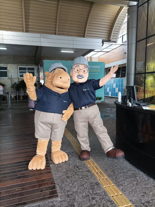 Nicão, o barrageiro, e a Isa, a capivara, são os novos mascotes da Itaipu. Foto: divulgação