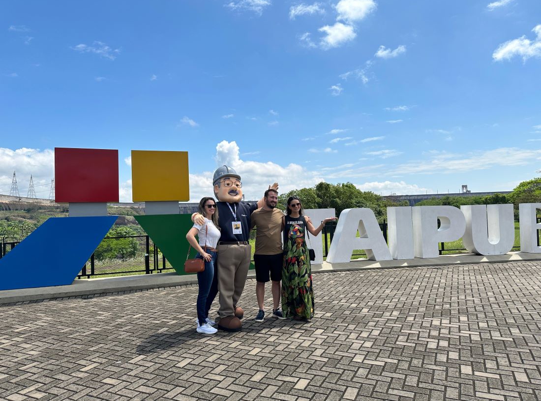 Nicão, o barrageiro, novo mascote da Itaipu, recepciona os turistas. Foto: divulgação