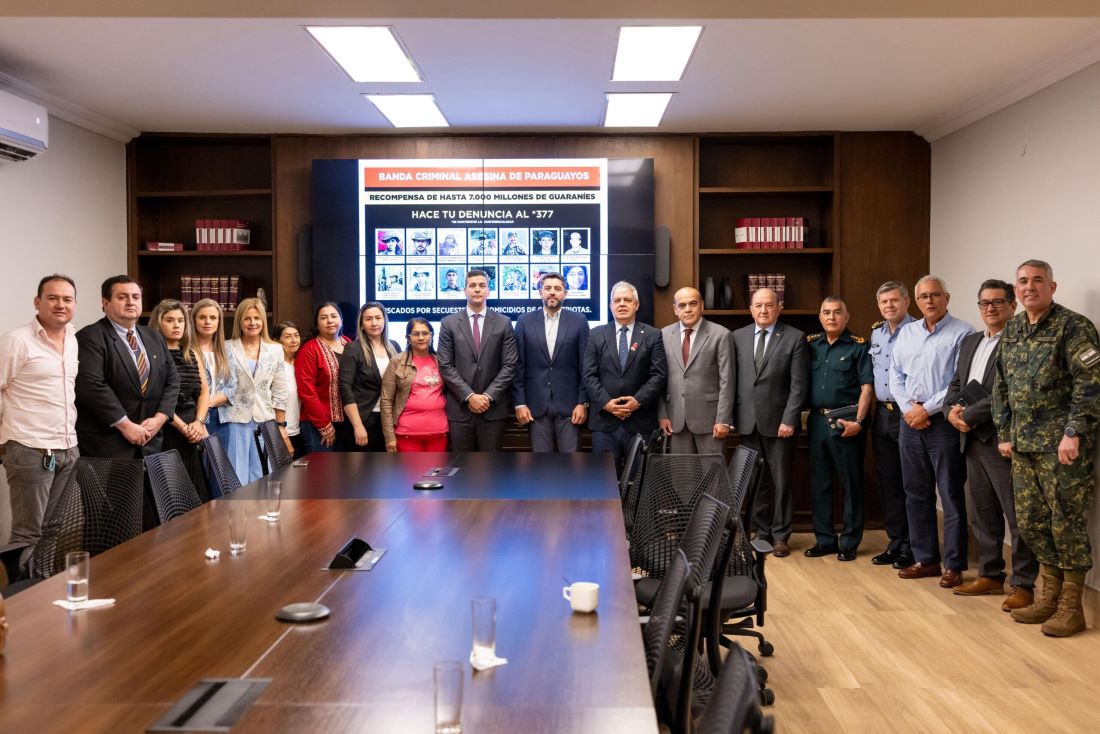 O presidente da República, Santiago Peña, recebeu nesta manhã, em Mburuvicha Róga (residência da Presidência), familiares dos sequestrados pelo autoproclamado PPE. Foto: Agência IP