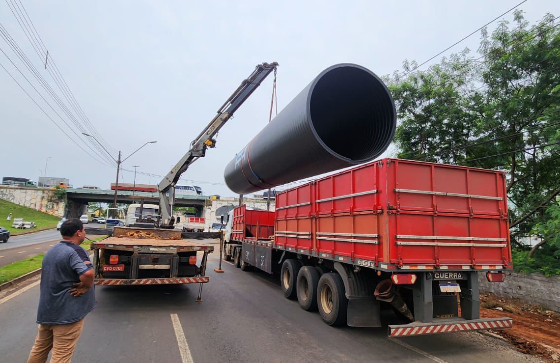 Tubos estáo sendo instalados na avenida. Foto: divulgação/PMFI