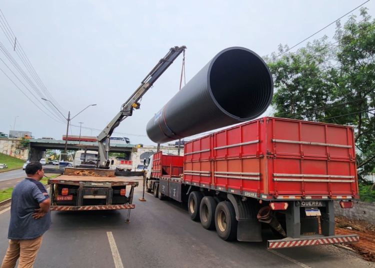 Tubos estáo sendo instalados na avenida. Foto: divulgação/PMFI