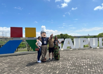 Nicão, o barrageiro, novo mascote da Itaipu, recepciona os turistas. Foto: divulgação