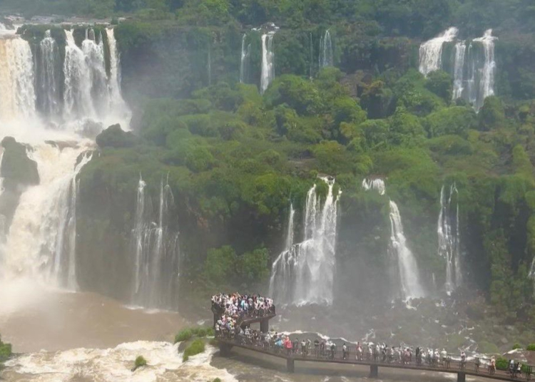 Visitantes nas Cataratas do Iguaçu no feriado do Dia das Crianças e de Nossa Senhora Aparecida. Foto: divulgação