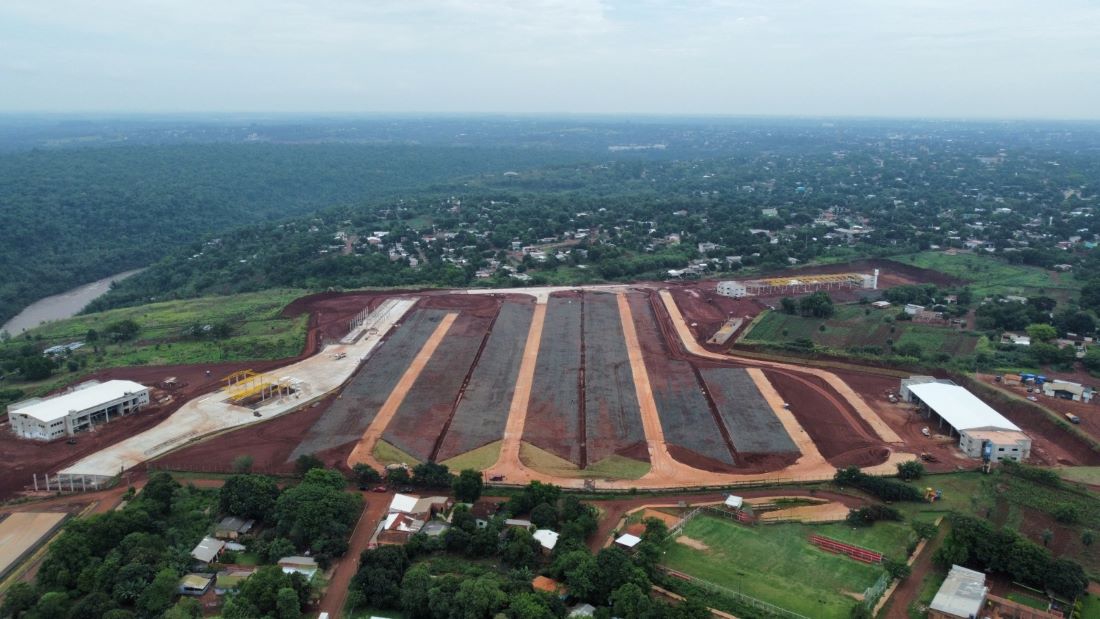 Estacionamento para 1.200 caminhões nas obras de acesso à Ponte da Integração, no lado paraguaio. Foto: Agência IP