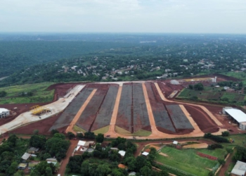 Estacionamento para 1.200 caminhões nas obras de acesso à Ponte da Integração, no lado paraguaio. Foto: Agência IP