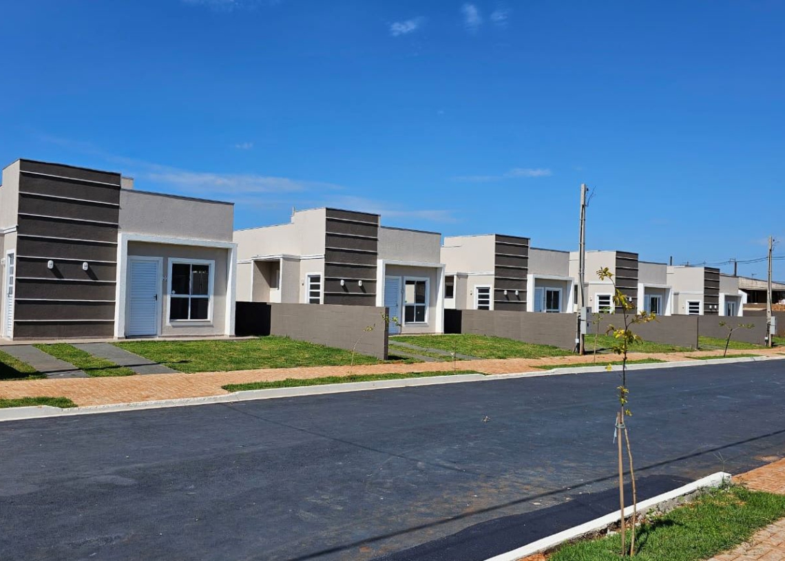 Casas do conjunto residencial entregue nesta terça-feira. Foto:  Escritório Regional da Cohapar de Cascavel