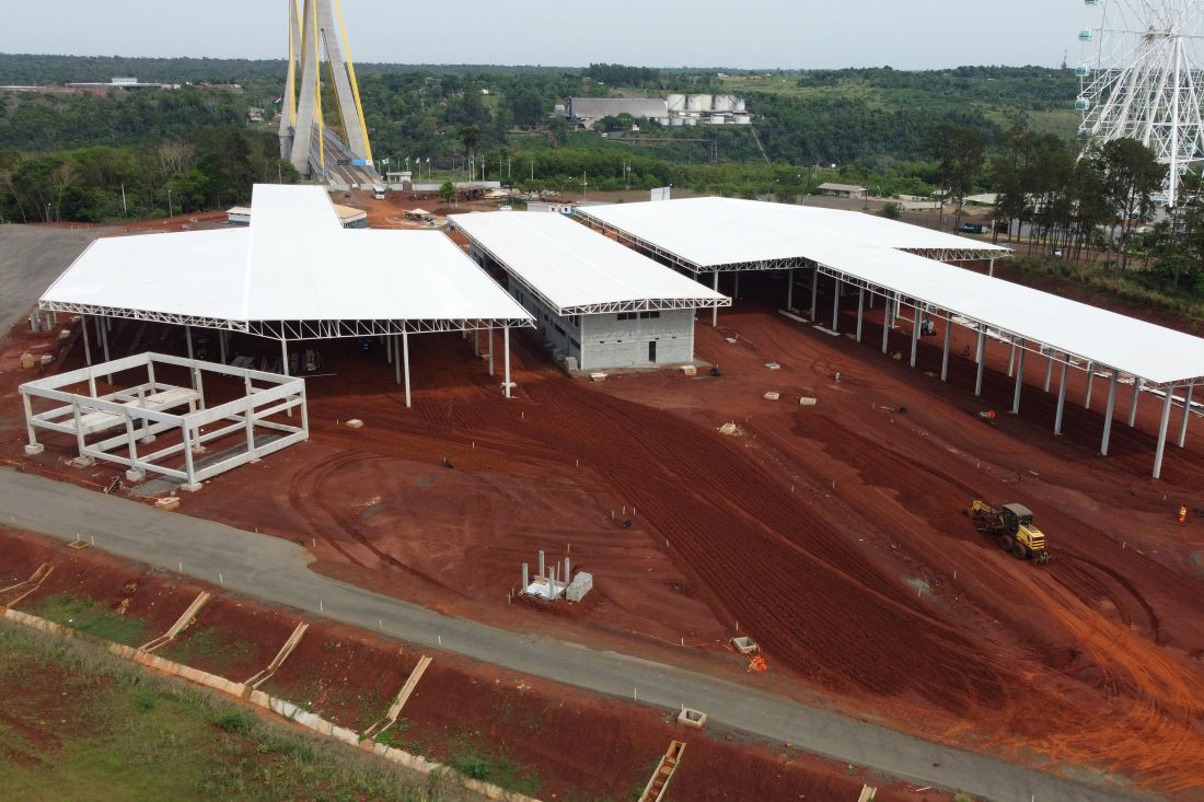 Estágio da construção da Aduana Brasil-Paraguai, na cabeceira da Ponte da Integração. Fotos: DER-PR