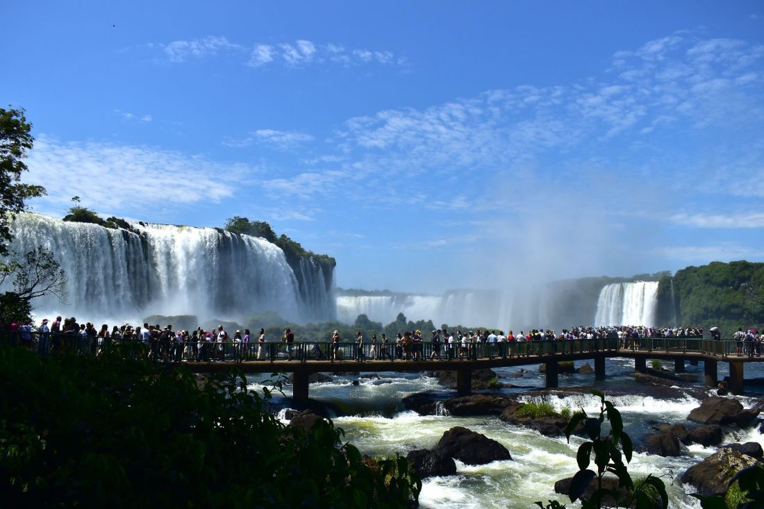 Visitantes nas Cataratas do Iguaçu em outubro. Foto: Bruna Nieradka