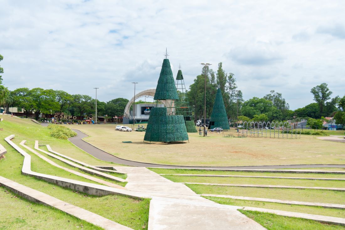 Decoração de Natal no Gramadão em andamento. Foto: Sara Cheida/IP