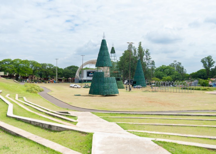 Decoração de Natal no Gramadão em andamento. Foto: Sara Cheida/IP