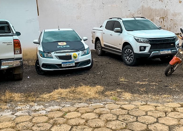 Foram apreendidos dois veículos, duas motocicletas e uma pistola. Foto: divulgação da PCPR