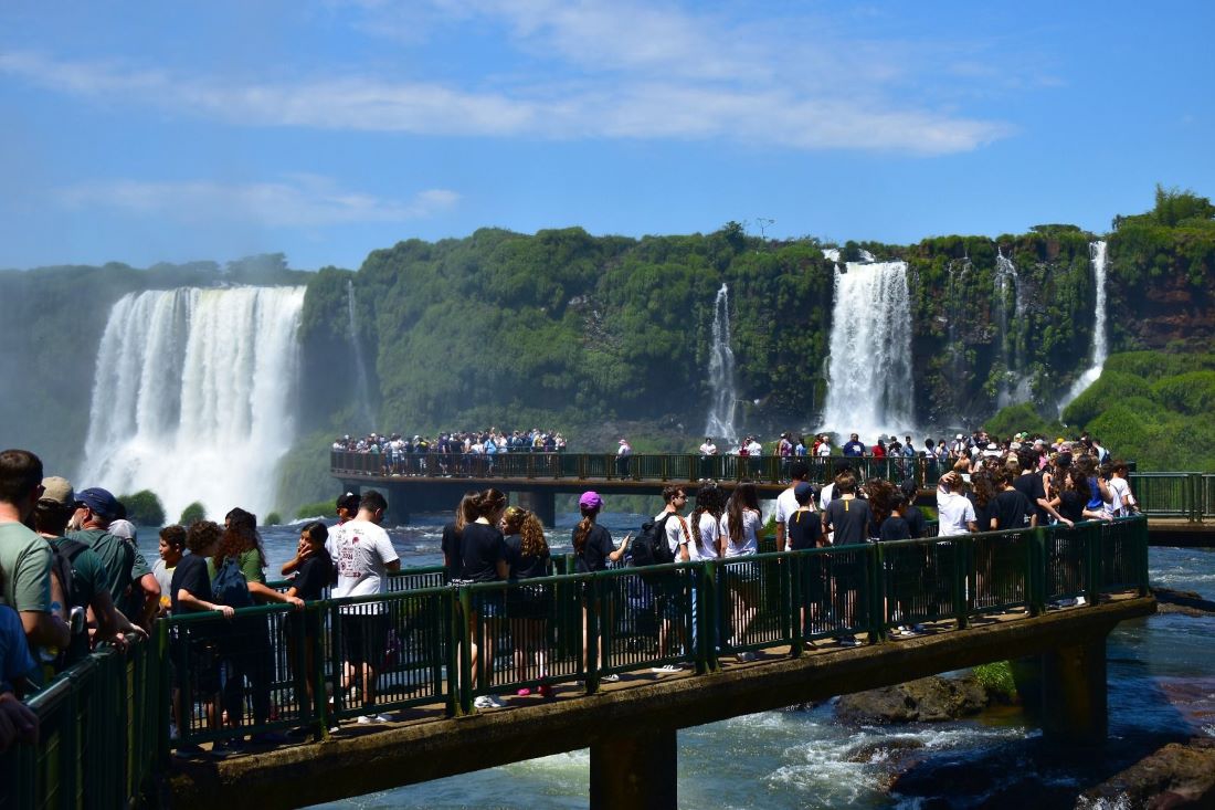 Visitantes nas Cataratas do Iguaçu durante o feriado prolongado. Foto: Bruna Nieradka