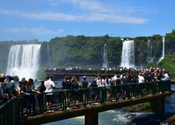 Visitantes nas Cataratas do Iguaçu durante o feriado prolongado. Foto: Bruna Nieradka