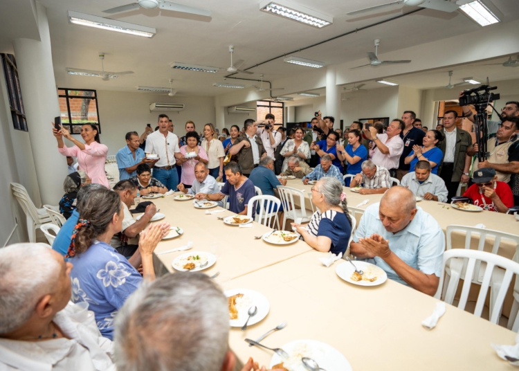 Peña concedeu entrevista coletiva, após a cerimônia de inauguração de um lar para idosos. Foto:  divulgação/Agência IP