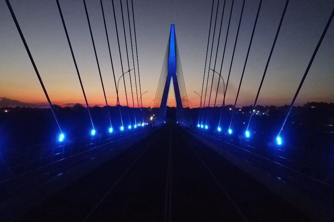 Novembro Azul: Ponte da Integração Brasil Paraguai ganha iluminação azul. Fotos: DER