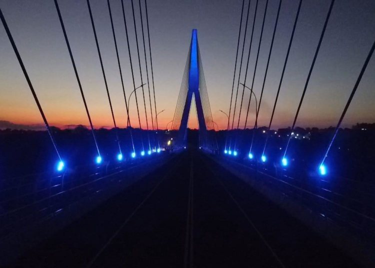 Novembro Azul: Ponte da Integração Brasil Paraguai ganha iluminação azul. Fotos: DER