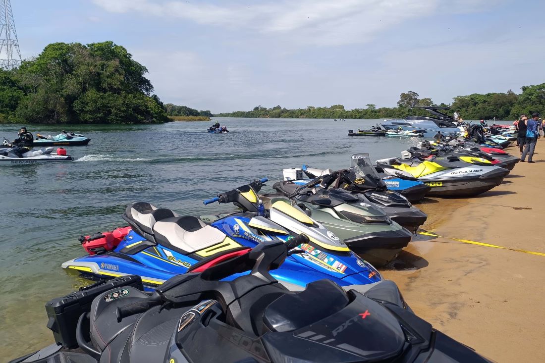 Jetskis descem o Rio Paraná com destino à Internacional Boat Show de Foz do Iguaçu
Foto: SETU-PR