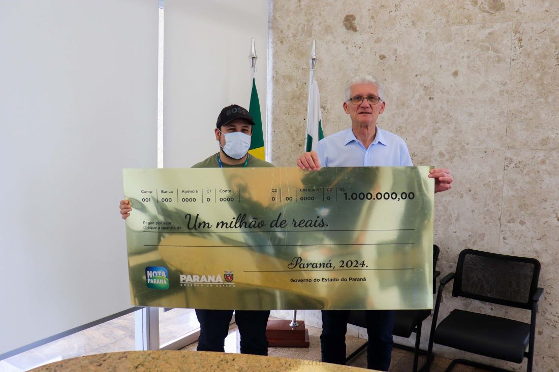 De boné e máscara para evitar ser reconhecido, ele recebeu o cheque simbólico do secretário estadual da Fazenda, Norberto Ortigara, nesta terça-feira (10)
Foto: SEFA-PR