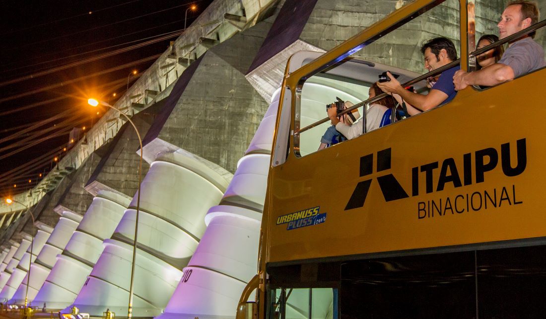 Visitantes na hidrelétrica de Itaipu. Foto: Jean Pavão/Itaipu Binacional