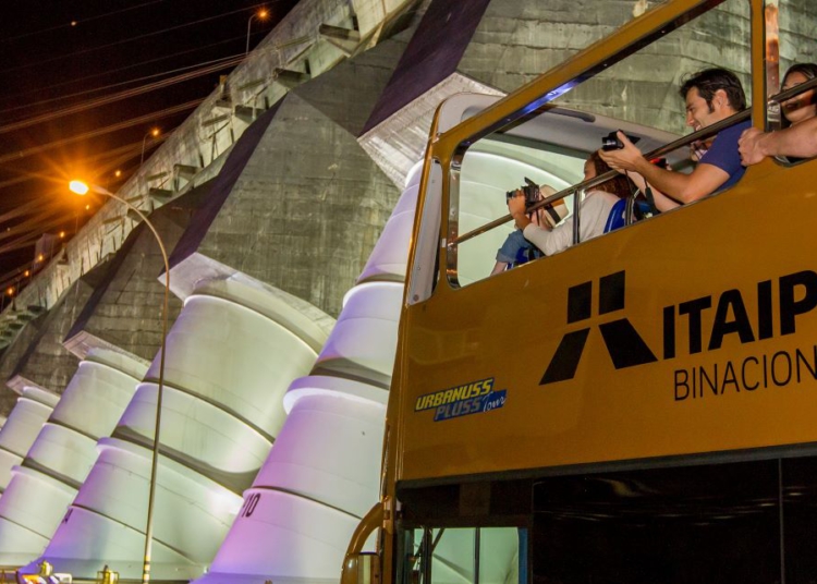 Visitantes na hidrelétrica de Itaipu. Foto: Jean Pavão/Itaipu Binacional