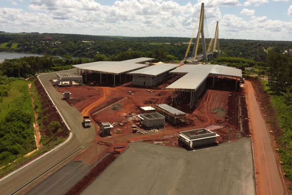 A aduana Brasil-Paraguai está mais avançada, com o edifício administrativo já na etapa de acabamentos internos, além de serviços nas estruturas de apoio. Fotos: DER-PR