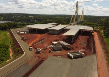 A aduana Brasil-Paraguai está mais avançada, com o edifício administrativo já na etapa de acabamentos internos, além de serviços nas estruturas de apoio. Fotos: DER-PR